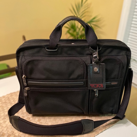 tumi compact nylon large screen computer brief